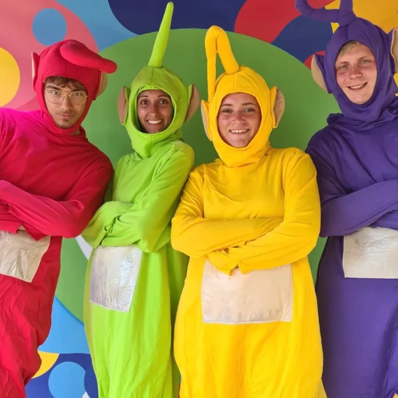 Animatori in costume durante una festa