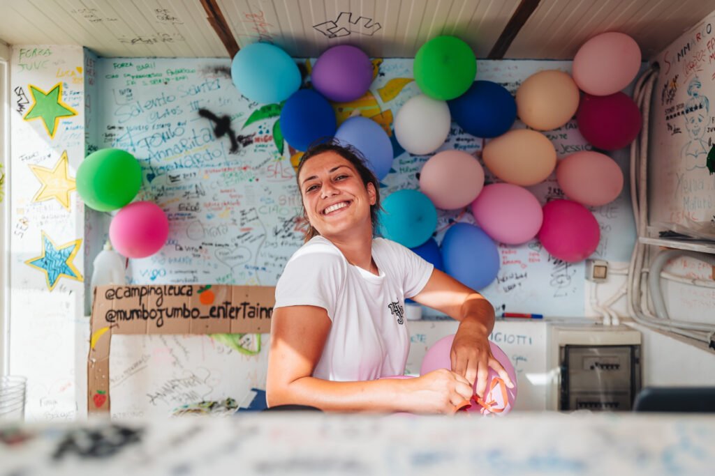 Animatrice sorridente in un contesto di festa