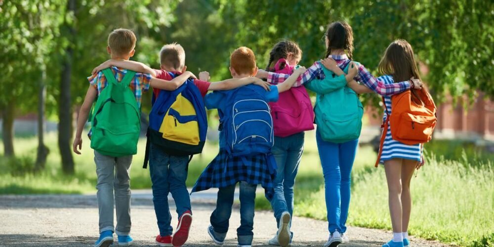 Bambini e ragazzi in un contesto scolastico